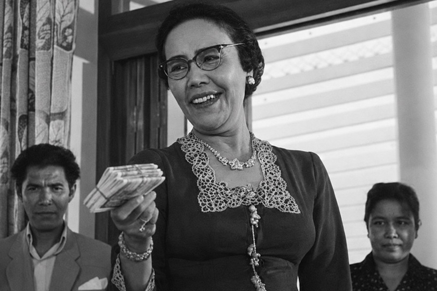Mak Dara as Nyonya Mansoor in Ibu Mertua-ku