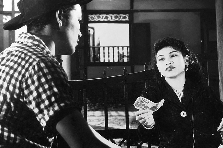 P. Ramlee as Amran and Sa'adiah Ahmad as Azizah, Penarek Becha