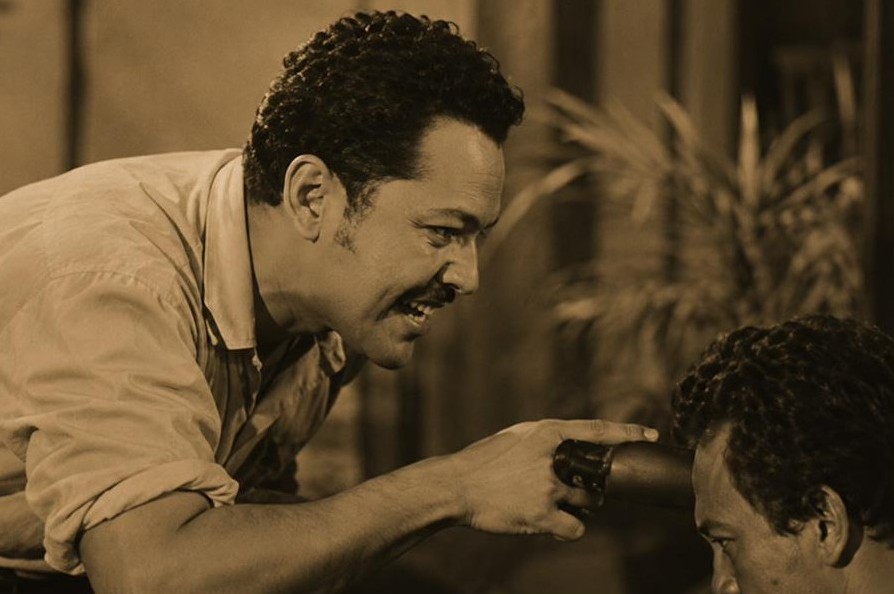Antara Dua Darjat film still