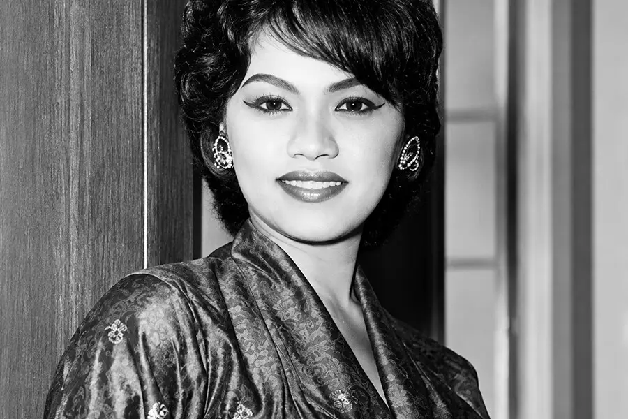 Black-and-white studio portrait of Saloma in an embroidered kebaya